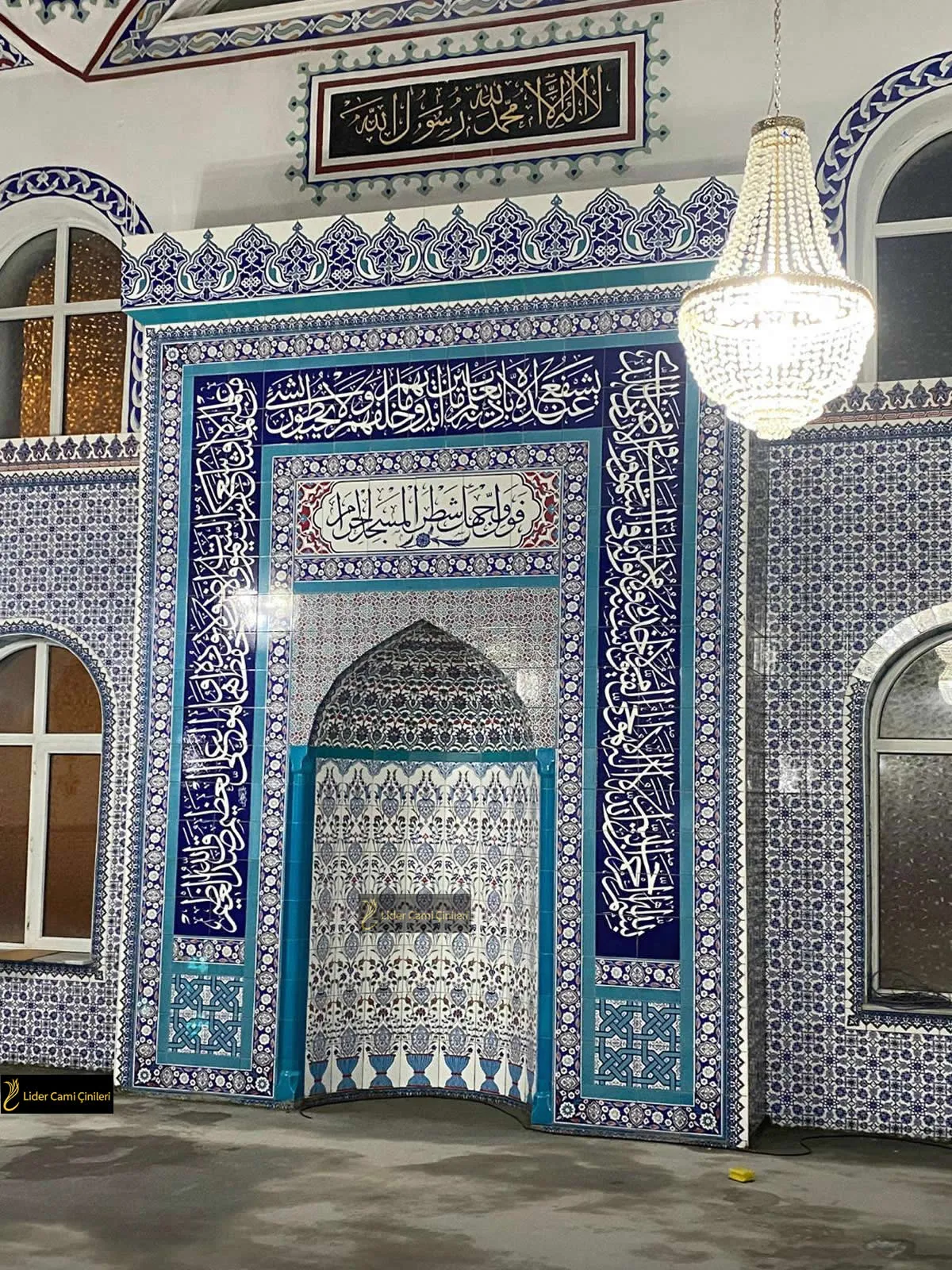 Mihrap – Klasik İznik Çini Motifli Mihrap – MHR-011