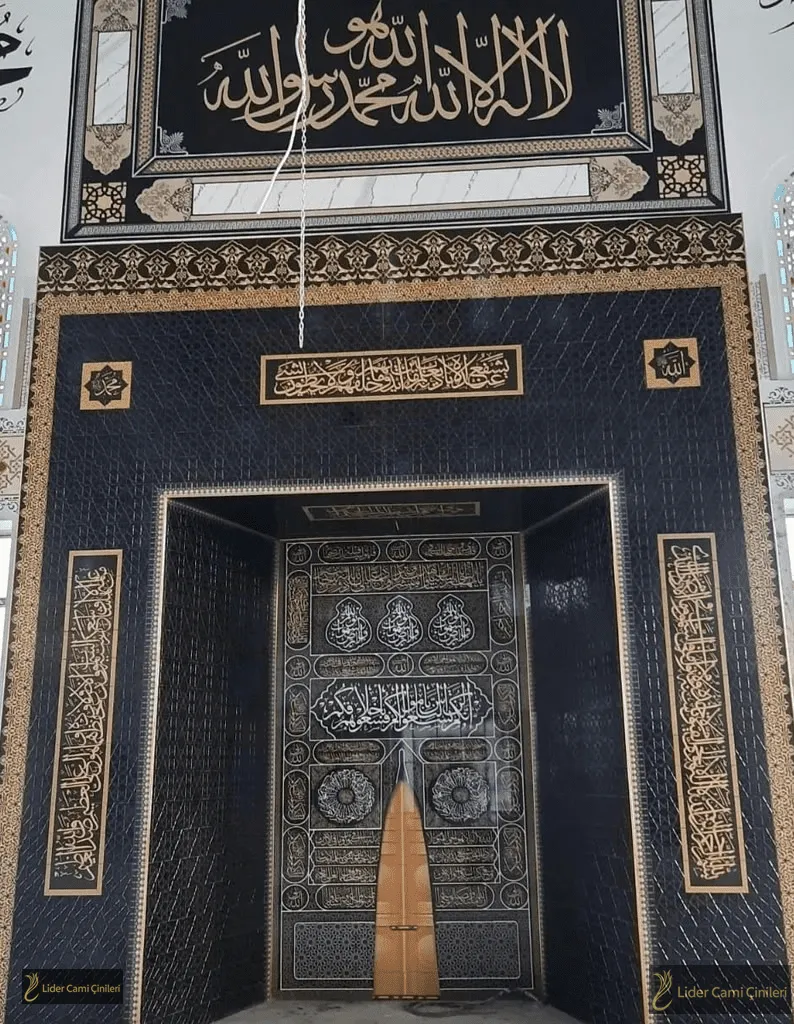 Mihrap – Siyah Zeminli Kabe Motifli Mihrap – MHR-003