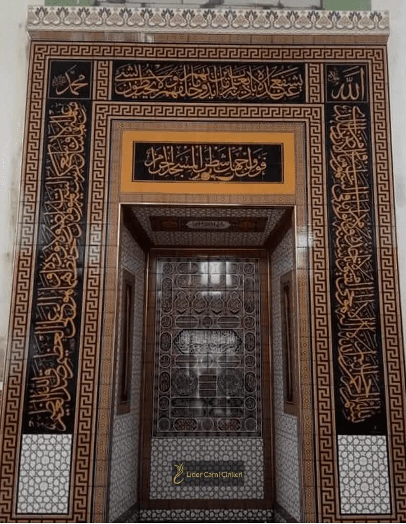 Mihrap – Altın Yazılı Çini Mihrap Paneli – MHR-048