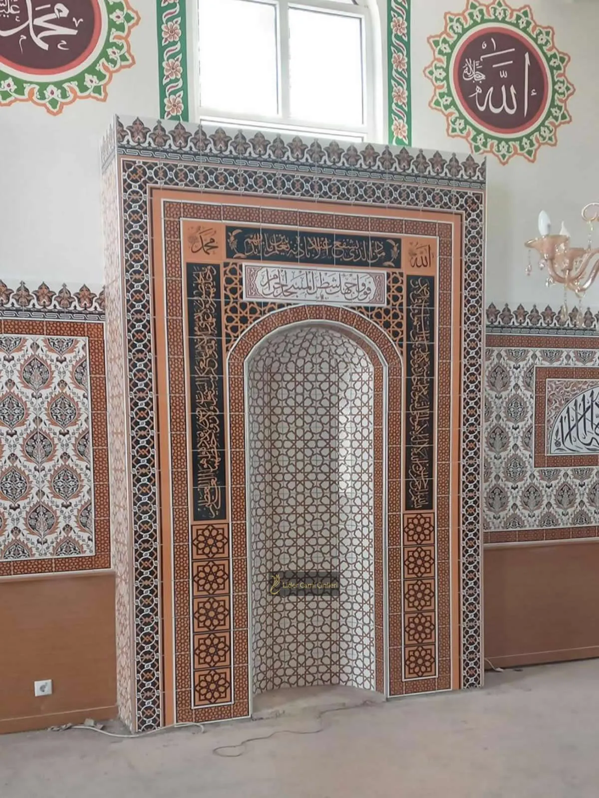 Mihrap – Ahşap Görünümlü Çini Mihrap – MHR-057