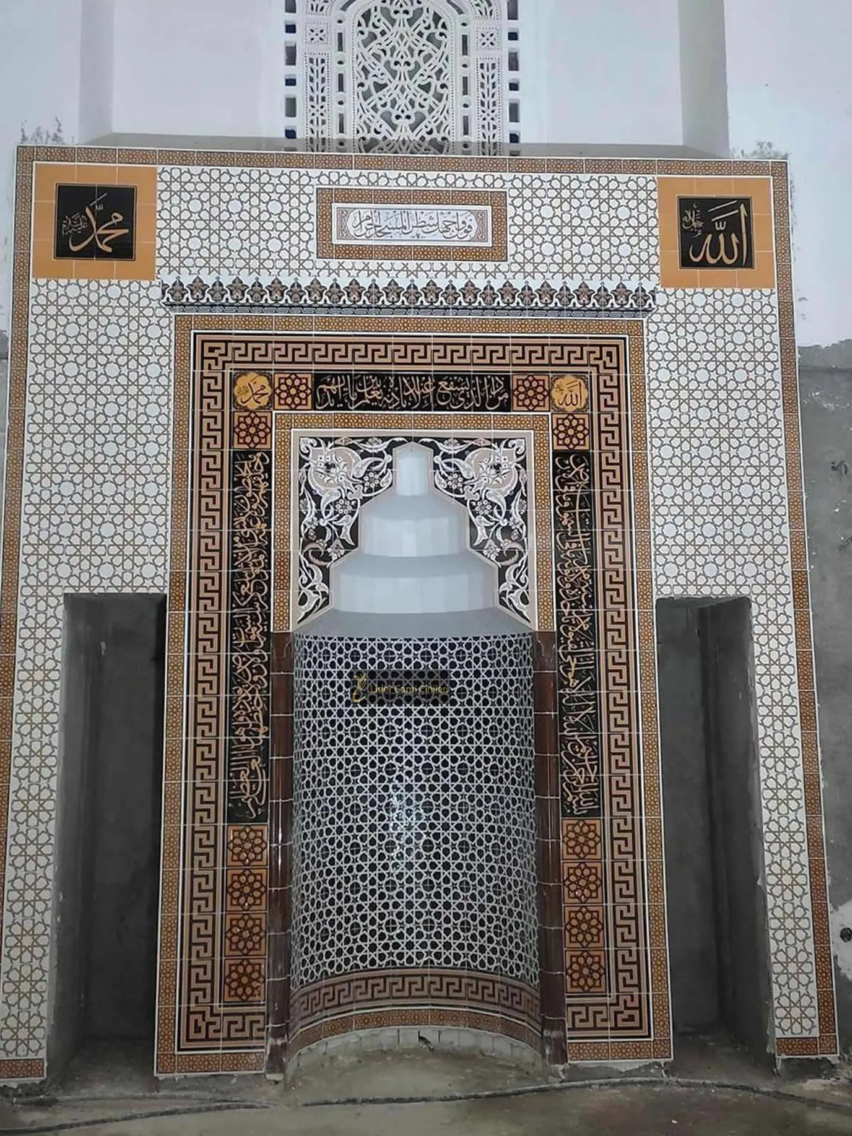 Mihrap – Selçuklu Ahşap Desenli Çini Mihrap – MHR-064